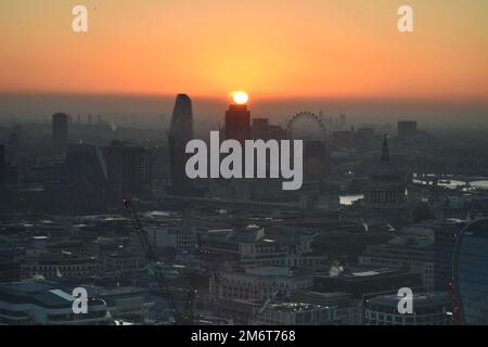 Silhouette bei Sonnenuntergang über London 2022 Stockfoto