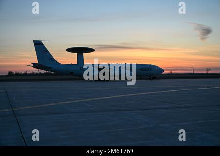 Eine E-3-Wache, die der Tinker Air Force Base Oklahoma, auch bekannt als Airborne Warn- und Kontrollsystem (AWACS), zugewiesen wurde, Taxis am Minot Air Force Base, North Dakota, am 04. Mai 2022, als Teil einer vorsorglichen Umsiedlungsmaßnahme aufgrund schwerer Wetterwarnungen im Bundesstaat Oklahoma. USA Die Planer der Luftwaffe führen in der Regel Pläne zur Minimierung der Auswirkungen von Unwetter auf Flugzeuge und Infrastruktur durch, um Schäden an nationalen Vermögenswerten zu verhindern. Stockfoto