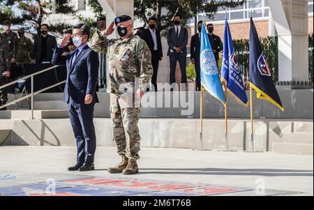 Die Republik Korea hat den Verteidigungsminister Suh Wook und General Paul J. LaCamera, den Befehlshaber des Kommandos der Vereinten Nationen, des Kommandos der kombinierten Kräfte und der USA, verlassen Forces Korea, salutieren Sie eine Formation während einer Ehrenwache Zeremonie zu Ehren von Suh im Camp Humphreys, Republik Korea, 5. Mai 2022. General LaCamera dankte Minister Suh für seine Führungsrolle, die dazu beitrug, eine solide gemeinsame Verteidigungshaltung aufrechtzuerhalten und eine unwiderlegbare Allianz zwischen der ROK und den USA zu gewährleisten Minister Suh war seit September 2020 Verteidigungsminister. Seine Karriere umfasste Einsätze als Stabschef der ROK-Armee, Chief di Stockfoto