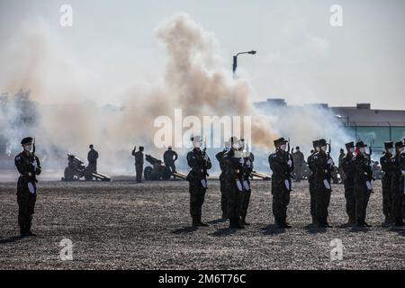 Soldaten mit der Ehrenwache des UN-Kommandos stehen während eines 19-Schuss-Salutes zu Ehren des scheidenden Verteidigungsministers Suh Wook in Camp Humphreys, Republik Korea, am 5. Mai 2022 zur Verfügung. General Paul J. LaCamera, Befehlshaber des Kommandos der Vereinten Nationen, des Kommandos der kombinierten Kräfte und der USA Forces Korea, brachte seinen Dank für die Führung von Minister Suh zum Ausdruck, die dazu beitrug, eine robuste gemeinsame Verteidigungshaltung aufrechtzuerhalten und eine unwiderlegbare Allianz zwischen der ROK und den USA zu gewährleisten Minister Suh war seit September 2020 Verteidigungsminister. Seine Karriere umfasste Einsätze als ROK Army C. Stockfoto