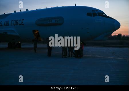 Eine E-3-Wache, die der Tinker Air Force Base Oklahoma, auch bekannt als Airborne Warn- und Kontrollsystem (AWACS), zugewiesen wurde, Taxis am Minot Air Force Base, North Dakota, am 04. Mai 2022, als Teil einer vorsorglichen Umsiedlungsmaßnahme aufgrund schwerer Wetterwarnungen im Bundesstaat Oklahoma. USA Die Planer der Luftwaffe führen in der Regel Pläne zur Minimierung der Auswirkungen von Unwetter auf Flugzeuge und Infrastruktur durch, um Schäden an nationalen Vermögenswerten zu verhindern. Stockfoto