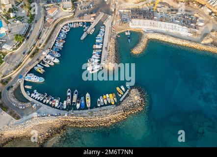 Drohnenflugplatz Fischerhafen in pernera Protaras Zypern. Fischerboote vertäuten im Hafen Stockfoto