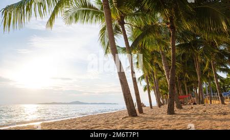 Dong Tan Beach Jomtien Pattaya Thailand bei Sonnenuntergang am Nachmittag Stockfoto