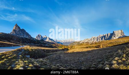 Berg sonnig Abend friedliche Aussicht vom Giau Pass. Stockfoto