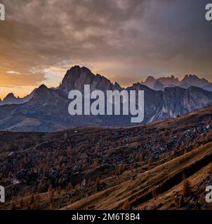 Abendliche Abenddämmerung der Berge, friedliche, trübe Aussicht vom Giau Pass. Stockfoto