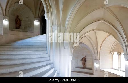 Blick auf die majestätische Marmortreppe im Kanonenbastionsturm der Burg Bojnice in der Slowakei Stockfoto