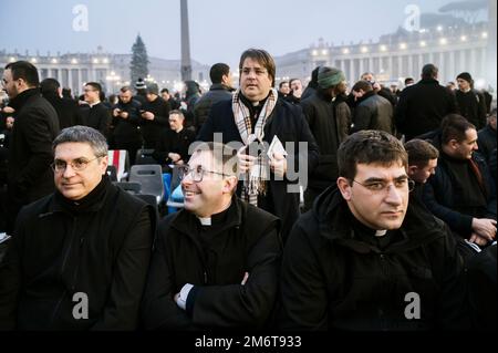 Rom, Catanzaro, Italien. 5. Januar 2023. Religiöse Leute, die auf die Zeremonie warten. Die Beerdigung des Papstes Emeritus Benedict XVI, auch bekannt als Papa Ratzinger, fand in St. Petersplatz in Rom, gefeiert vom heutigen Papst Franziskus. Benedict XVI. Trat 2013 aus seiner Position als ehemaliger Papst in den Ruhestand und gründete damit eine innovative Praxis in der Geschichte der katholischen Kirche. (Bild: © Valeria Ferraro/ZUMA Press Wire) Stockfoto