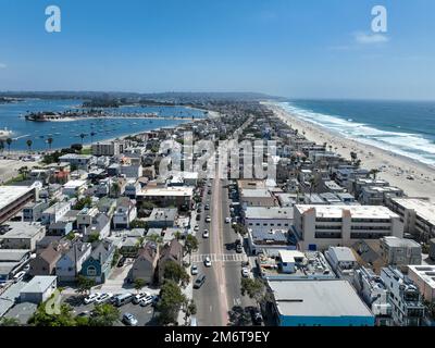 Blick aus der Vogelperspektive auf Mission Bay und Strand in San Diego, Kalifornien. USA. Stockfoto