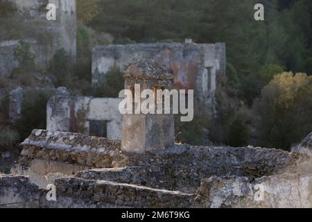 Steinkamin. Fethiye Kayaköy Steinhäuser und Ruinen. Stone Village, Ghost Village, verlassenes griechisches Dorf in Türkiye Stockfoto