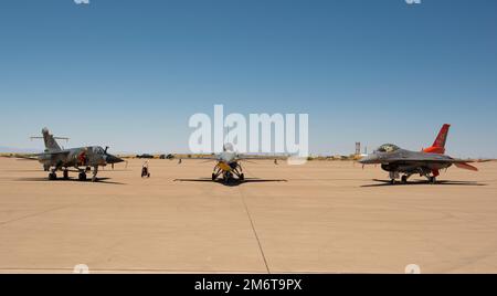 Ein Mirage F-1, F-16 Viper und QF-16 Viper parken am 5. Mai 2022 auf dem Luftwaffenstützpunkt Holloman, New Mexico. Bei den drei Flugzeugen handelt es sich um statische Ausstellungsstücke für die Legacy of Liberty Air Show und das Open House von 2022. Sie repräsentieren die F-16-Ausbildungsmission des 49. Flügels und die Mission der 82. Geschwader für Luftziele, Einheit 1. Stockfoto