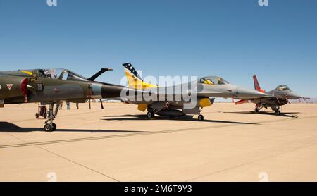 Ein Mirage F-1, F-16 Viper und QF-16 Viper parken am 5. Mai 2022 auf dem Luftwaffenstützpunkt Holloman, New Mexico. Alle drei Flugzeuge sind statische Displays für die Legacy of Liberty Air Show 2022 und das Open House. Stockfoto