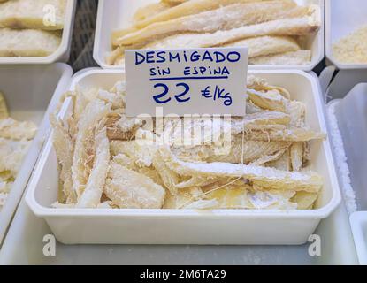 Getrocknete Stücke von gesalzenem Kabeljau oder Bacalao, traditionelle spanische Delikatesse, die auf einem lokalen Markt in der Altstadt oder Casco Viejo in Pamplona, Spanien, verkauft werden Stockfoto