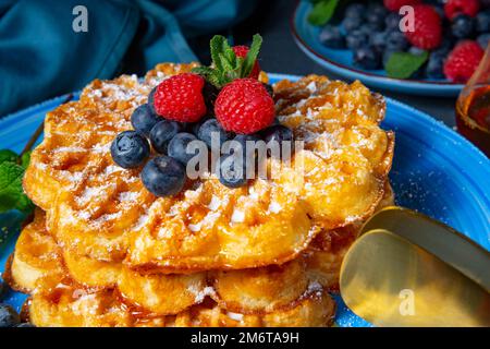 Einfache süße Waffeln mit Himbeeren und Heidelbeeren Stockfoto