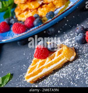 Einfache süße Waffeln mit Himbeeren und Heidelbeeren Stockfoto
