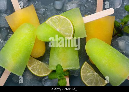 Hausgemachte Popsicles mit Limettensaft, Minze und Orangeneis Stockfoto