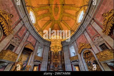 Porto Portugal - 30. Mai 2018: Kunstvoll verziertes barockes Interieur mit einem Marmoraltartikel der Kirche Igreja dos Clerigos in der Altstadt, einem Symbol von Porto Stockfoto