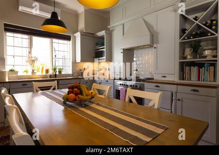 Allgemeiner Blick auf die Küche mit Schränken, Arbeitsfläche und Tisch Stockfoto