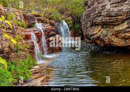 Schöner Wasserfall inmitten der Felsen und Vegetation des Naturschutzgebiets Biribiri Stockfoto