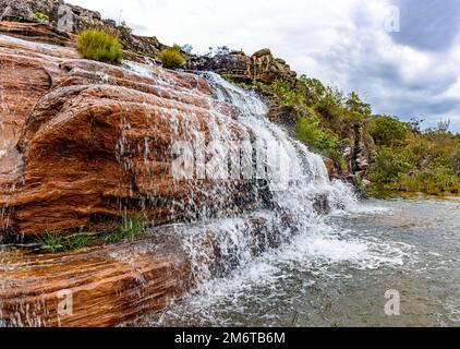 Wasserfall zwischen den Felsen und Vegetation des Naturschutzgebiets Biribiri Stockfoto