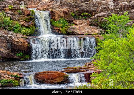 Kleiner Wasserfall zwischen den Felsen und Vegetation des Biribiri-Umweltschutzgebiets Stockfoto