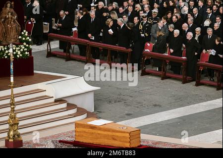 Rom, Catanzaro, Italien. 5. Januar 2023. Königin Sofia von Spanien (L) im Gespräch mit König Philippe von Belgien (C-L) gesehen. Die Beerdigung des Papstes Emeritus Benedict XVI, auch bekannt als Papa Ratzinger, fand in St. Petersplatz in Rom, gefeiert vom heutigen Papst Franziskus. Benedict XVI. Trat 2013 aus seiner Position als ehemaliger Papst in den Ruhestand und gründete damit eine innovative Praxis in der Geschichte der katholischen Kirche. (Bild: © Valeria Ferraro/ZUMA Press Wire) Stockfoto