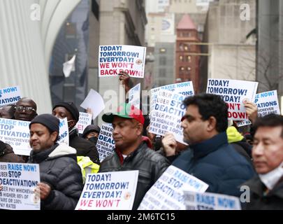 New York, Usa. 04. Januar 2023. New York Taxi Workers Alliance (NYTWA) Uber-Fahrer veranstalten eine Rallye vor der Firmenzentrale von Uber in Verbindung mit einem 24-stündigen Streik als Reaktion auf Lohnerhöhungen durch Uber-Blockierung vor Gericht in New York City am Donnerstag, den 5. Januar 2023. Foto: John Angelillo/UPI Credit: UPI/Alamy Live News Stockfoto