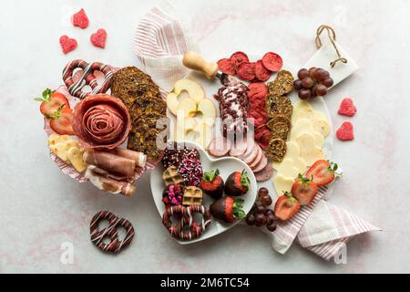 Ein Arrangement mit Wurstwaren zum Valentinstag vor hellem Hintergrund. Stockfoto