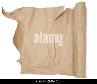 Rolle braunes, zerknittertes Papier mit abgerissenen Kanten isoliert auf weißem Hintergrund Stockfoto