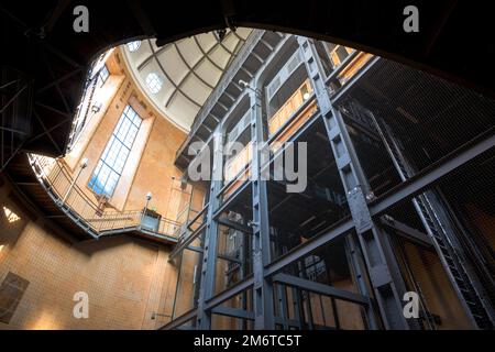 Aufzüge im alten Elbtunnel, Hamburg, Deutschland Stockfoto