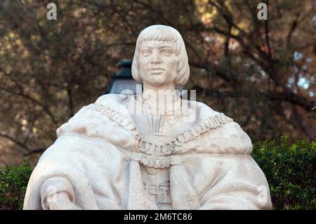 Statue von König Manuel I. von Portugal (1469-1521), bekannt als „der Abenteurer“, von dem Bildhauer Maximiano Alves, Schloss Sao Jorge, Lissabon, Portugal Stockfoto