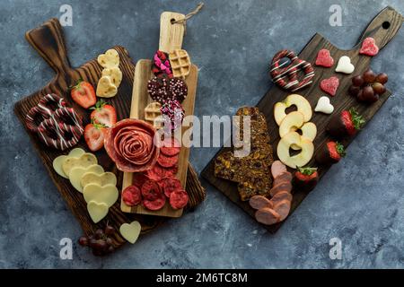 Eine Wurstaufstrich am Valentinstag, vor dunklem Hintergrund. Stockfoto