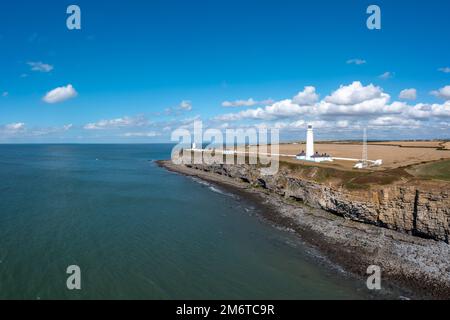 Der Nash Point Lighthouse und die Monknash Coast in South Wales aus der Vogelperspektive Stockfoto