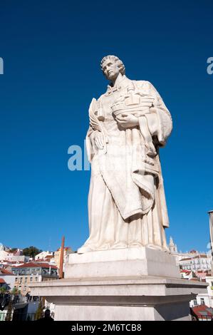 Statue des Märtyrers St. Vincent (von Raul Xavier und Luis Xavier) in Miradouro de Santa Luzia, Lissabon, Portugal Stockfoto