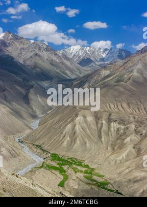 Landschaftsblick auf die schneebedeckten Wakhan- und Hindu-Kush-Berge in Afghanistan von der Hochwüste nach Langar, Gorno-Badakshan, Tadschikistan Pamir Stockfoto