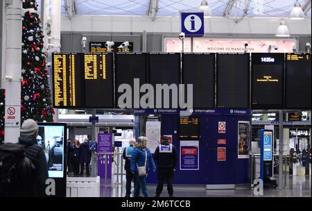 Manchester, Vereinigtes Königreich, 5. Januar 2023. Am Bahnhof Piccadilly, Manchester, Großbritannien, sind fast leere Informationstafeln für die Zugzeiten, während der nationale Streik weitergeht. Zugführer in 15 Betreibergesellschaften streiken heute und setzen sich für ein höheres Lohnangebot ein, da die Inflation den Wert der Löhne senkt. Kredit: Terry Waller/Alamy Live News Stockfoto