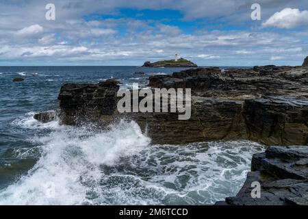 Blick auf den Godrevy Leuchtturm in der Nähe von Gwihian in der Bucht von St. Ives Stockfoto