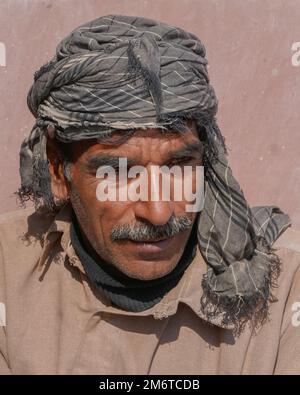Lahore, Punjab, Pakistan - 01 27 2019 : Nahaufnahme eines punjabi-Mannes mittleren Alters im Sonnenlicht mit schwarz-weißem Kopftuch Stockfoto