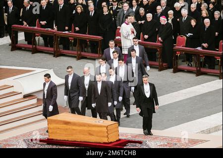 Rom, Catanzaro, Italien. 5. Januar 2023. Soldaten wurden gesehen, als sie den Sarg nahmen. Die Beerdigung des Papstes Emeritus Benedict XVI, auch bekannt als Papa Ratzinger, fand in St. Petersplatz in Rom, gefeiert vom heutigen Papst Franziskus. Benedict XVI. Trat 2013 aus seiner Position als ehemaliger Papst in den Ruhestand und gründete damit eine innovative Praxis in der Geschichte der katholischen Kirche. (Bild: © Valeria Ferraro/ZUMA Press Wire) Stockfoto