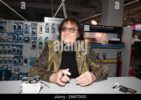 Dieter 'Maschine' Birr bekannt von der deutschen Rockband 'Puhdys' gibt eine Autogrammstunde bei MediMax.Bautzen,05.01.2023 Stockfoto