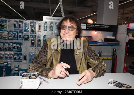 Dieter 'Maschine' Birr bekannt von der deutschen Rockband 'Puhdys' gibt eine Autogrammstunde bei MediMax.Bautzen,05.01.2023 Stockfoto