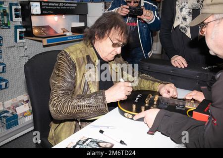 Dieter 'Maschine' Birr bekannt von der deutschen Rockband 'Puhdys' gibt eine Autogrammstunde bei MediMax.Bautzen,05.01.2023 Stockfoto