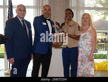 FORT LAUDERDALE, Florida (5. Mai 2022) - US-amerikanische Mitglieder wurden während der Flottenwoche der Port Everglades-Festlichkeiten am 5. Mai 2022 bei einem Preisverleihungsempfang als „Marine League Fort Lauderdale's Sea Services Enlisted Person of the Year“ ausgezeichnet. Flottenwochen sollen den Amerikanern zeigen, welche Investitionen sie in ihre Marine getätigt haben, und das Bewusstsein für die Rolle und den Zweck der Marine in unserer nationalen Verteidigung schärfen. Stockfoto