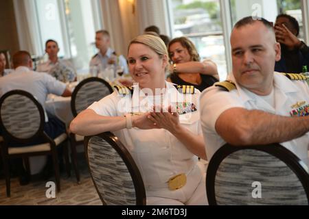 FORT LAUDERDALE, Florida (5. Mai 2022) - US-amerikanische Mitglieder wurden während der Flottenwoche der Port Everglades-Festlichkeiten am 5. Mai 2022 bei einem Preisverleihungsempfang als „Marine League Fort Lauderdale's Sea Services Enlisted Person of the Year“ ausgezeichnet. Flottenwochen sollen den Amerikanern zeigen, welche Investitionen sie in ihre Marine getätigt haben, und das Bewusstsein für die Rolle und den Zweck der Marine in unserer nationalen Verteidigung schärfen. Stockfoto