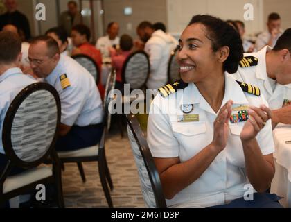 FORT LAUDERDALE, Florida (5. Mai 2022) - US-amerikanische Mitglieder wurden während der Flottenwoche der Port Everglades-Festlichkeiten am 5. Mai 2022 bei einem Preisverleihungsempfang als „Marine League Fort Lauderdale's Sea Services Enlisted Person of the Year“ ausgezeichnet. Flottenwochen sollen den Amerikanern zeigen, welche Investitionen sie in ihre Marine getätigt haben, und das Bewusstsein für die Rolle und den Zweck der Marine in unserer nationalen Verteidigung schärfen. Stockfoto