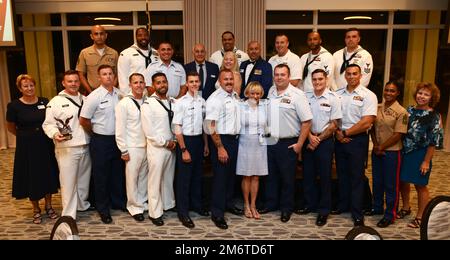 FORT LAUDERDALE, Florida (5. Mai 2022) - US-amerikanische Mitglieder wurden während der Flottenwoche der Port Everglades-Festlichkeiten am 5. Mai 2022 bei einem Preisverleihungsempfang als „Marine League Fort Lauderdale's Sea Services Enlisted Person of the Year“ ausgezeichnet. Flottenwochen sollen den Amerikanern zeigen, welche Investitionen sie in ihre Marine getätigt haben, und das Bewusstsein für die Rolle und den Zweck der Marine in unserer nationalen Verteidigung schärfen. Stockfoto