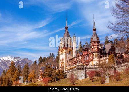 Schloss Peles und Berge, Sinaia, Rumänien Stockfoto