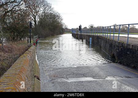 Überschwemmungen. Straßen und Felder überfluteten, als Flüsse ihre Ufer brachen. Stockfoto