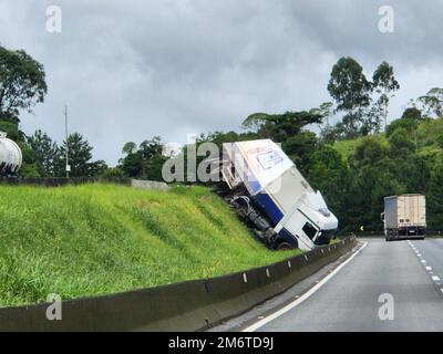 Ribeirao Grande, Sao Paulo, Brasilien. 5. Januar 2023. (INT) ein Unfall, bei dem ein Lkw in Sao Paulo stürzte. 05. Januar 2023, Ribeirao Barra Grande, Sao Paulo, Brasilien: Ein Unfall mit einem Lkw, der umkippt und sich auf einem Hügel befindet, der die Fahrspuren teilt. Der Unfall ereignete sich direkt an der Autobahn BR 101 – Grenze Sao Paulo/Parana, am Donnerstag (5). Kredit: Leco Viana/Thenews2 (Kredit: © Leco Viana/TheNEWS2 via ZUMA Press Wire) Stockfoto