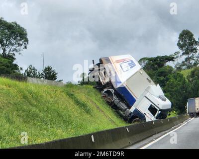 Ribeirao Grande, Sao Paulo, Brasilien. 5. Januar 2023. (INT) ein Unfall, bei dem ein Lkw in Sao Paulo stürzte. 05. Januar 2023, Ribeirao Barra Grande, Sao Paulo, Brasilien: Ein Unfall mit einem Lkw, der umkippt und sich auf einem Hügel befindet, der die Fahrspuren teilt. Der Unfall ereignete sich direkt an der Autobahn BR 101 – Grenze Sao Paulo/Parana, am Donnerstag (5). Kredit: Leco Viana/Thenews2 (Kredit: © Leco Viana/TheNEWS2 via ZUMA Press Wire) Stockfoto