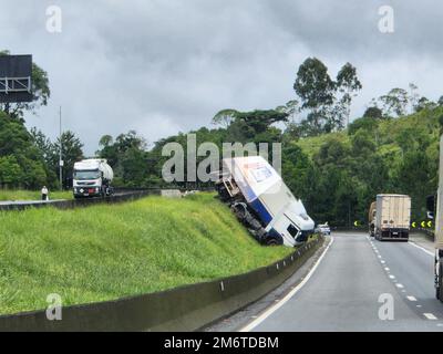 Ribeirao Grande, Sao Paulo, Brasilien. 5. Januar 2023. (INT) ein Unfall, bei dem ein Lkw in Sao Paulo stürzte. 05. Januar 2023, Ribeirao Barra Grande, Sao Paulo, Brasilien: Ein Unfall mit einem Lkw, der umkippt und sich auf einem Hügel befindet, der die Fahrspuren teilt. Der Unfall ereignete sich direkt an der Autobahn BR 101 – Grenze Sao Paulo/Parana, am Donnerstag (5). Kredit: Leco Viana/Thenews2 (Kredit: © Leco Viana/TheNEWS2 via ZUMA Press Wire) Stockfoto